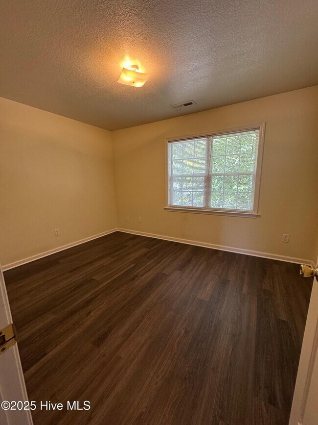 Building Photo - 604 Rainbow Dr