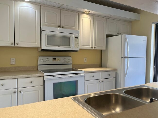 Building Photo - 621 6th Way