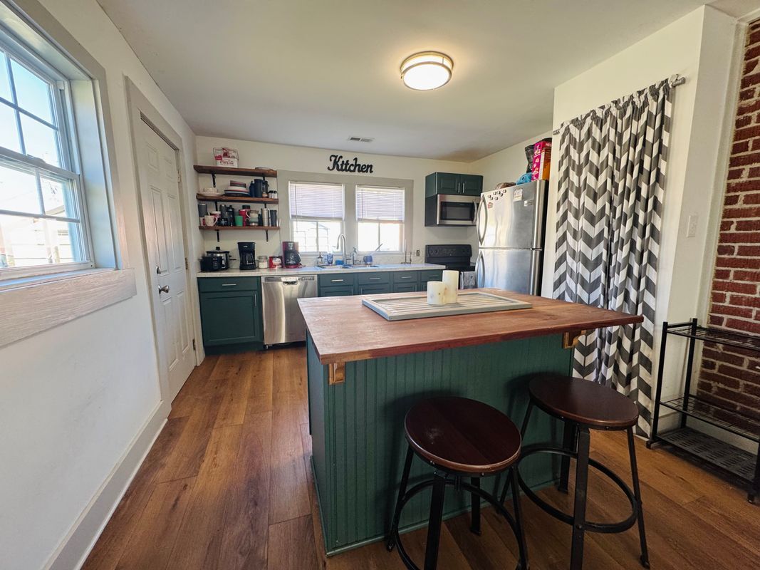 Building Photo - 194 E Pine St