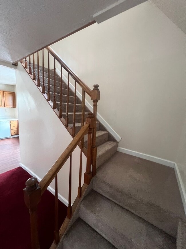 Building Photo - Large 3 Bed 2 Bath House