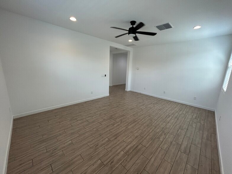 Building Photo - 2241 E Meadowview Ct