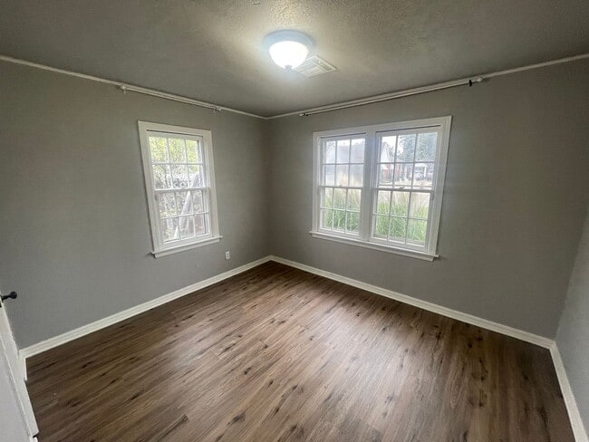 Building Photo - 2 bed, 1 bath all updated and includes ful...