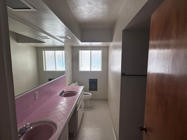 Building Photo - HOUSE