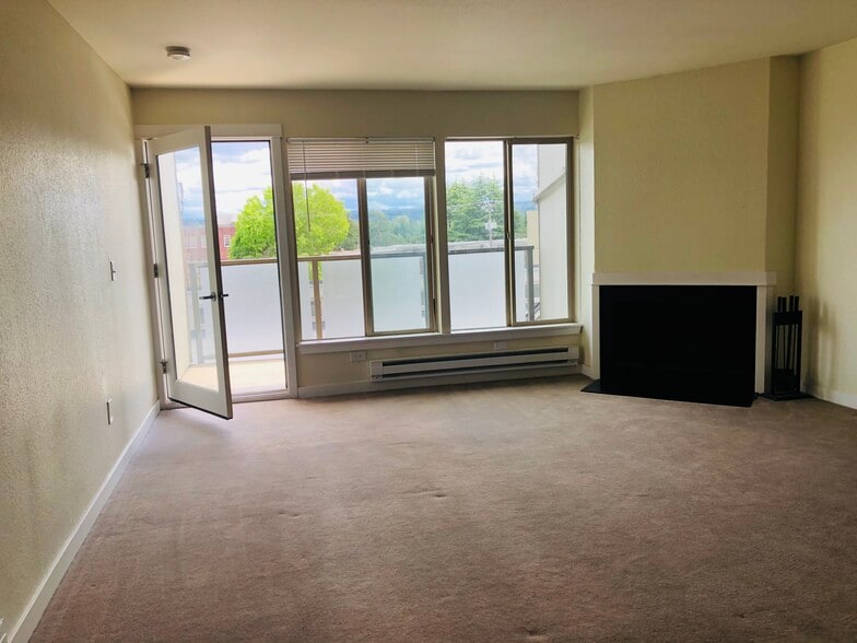 Living room - 5829 NE 75th St