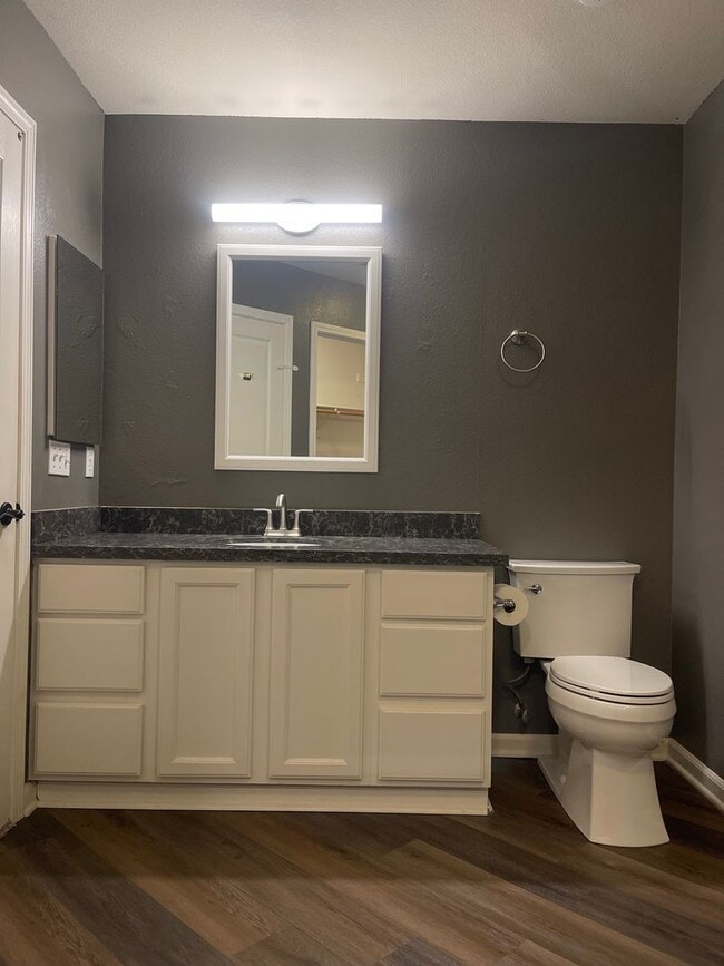 Building Photo - 3 BED 2 BATH HOUSE WITH FENCED BACKYARD IN THE COUNTRY HEIGHTS SUBDIVISION