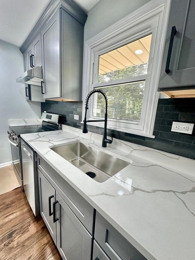 Building Photo - 8129 W Courtland Ave