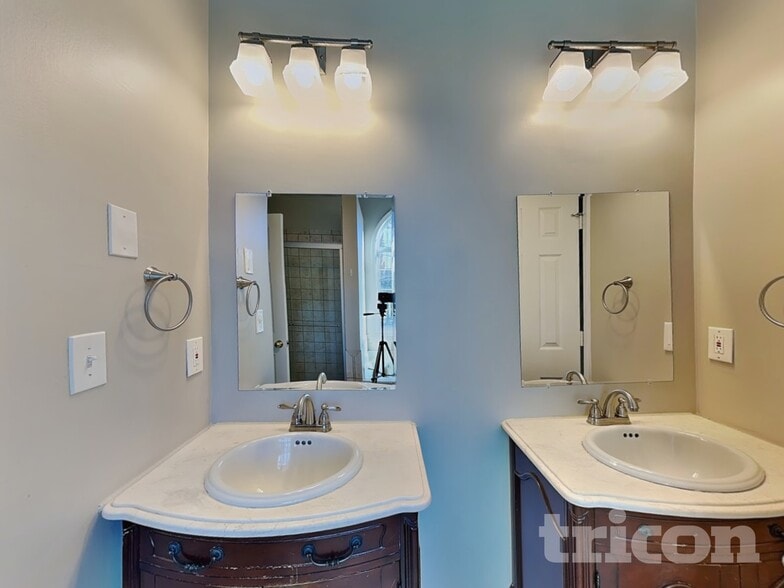 Building Photo - 407 Emerald Trce