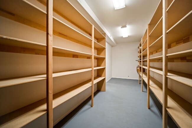 Building Photo - "Spacious 4-Bedroom, 4.5 Bathroom 4792 sq. ft. Retreat with Scenic Views and Cozy Fireplace in St...