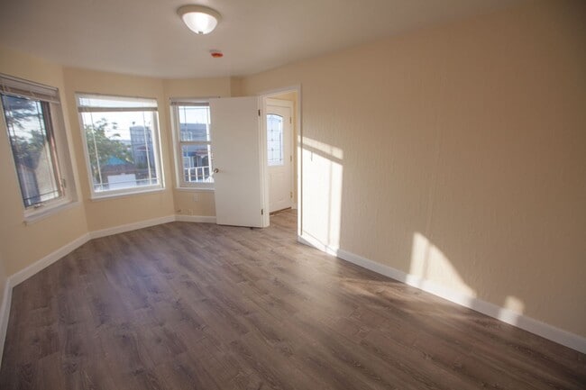 Building Photo - 165-167 Miriam St