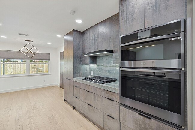 Building Photo - 12417 Quincy Ln