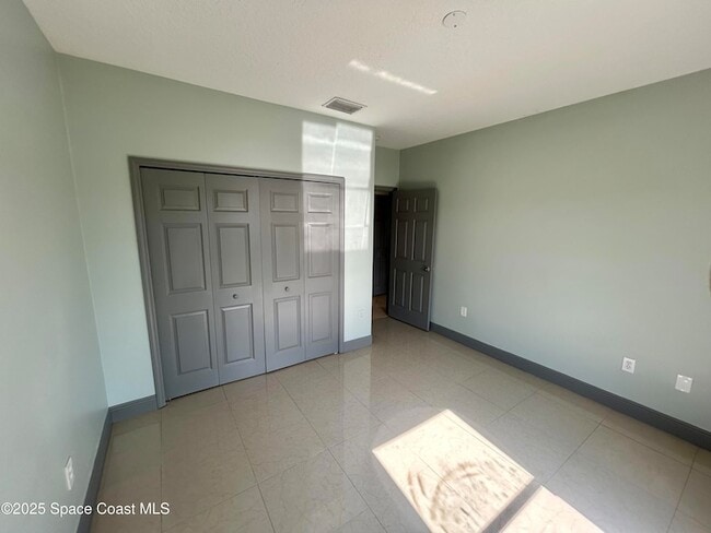 Building Photo - 910 Twisting Branch Ct