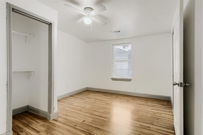 Building Photo - 326 E Holley St