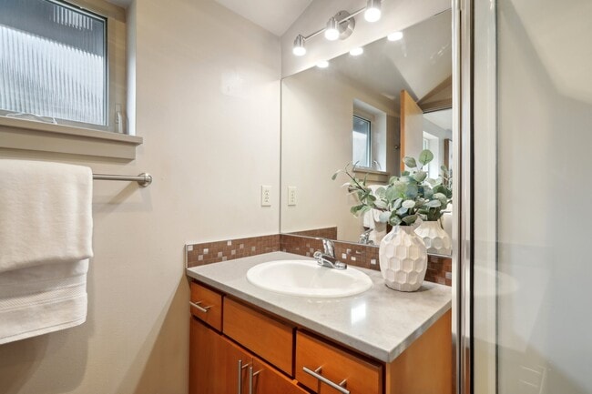 Building Photo - 923B N 85th St