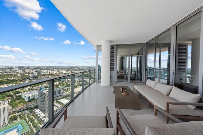 Building Photo - 851 NE 1st Ave