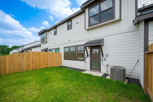 Building Photo - 27846 Western Crk Ct