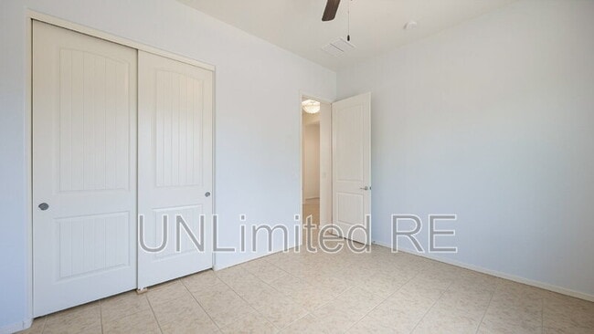 Building Photo - 937 N Gomez St