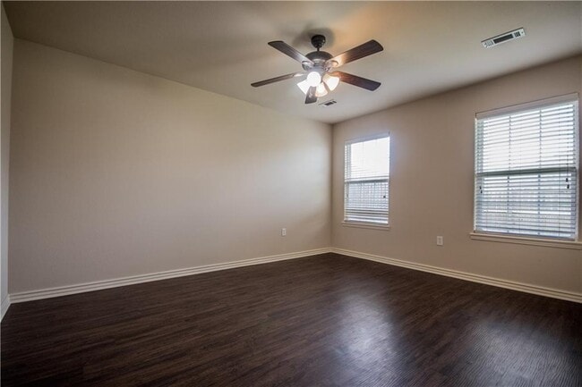 Building Photo - 912 Oakwood Ln