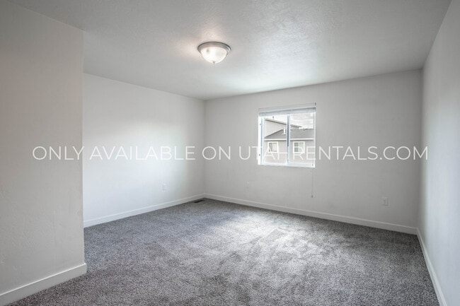 Building Photo - 678 N 190 E
