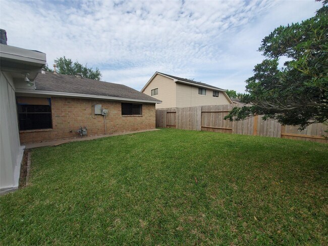 Building Photo - 3002 Frontier Dr