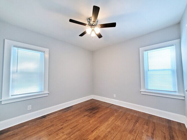 Building Photo - 5 Bed - 2 Full Bath Cape Cod for Rent!