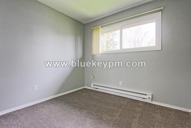 Building Photo - 3 Bed, 1 Bath Duplex With Fenced Yard in Gresham Near Gresham High School