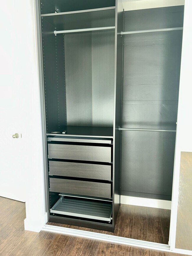 Building Photo - 1028w