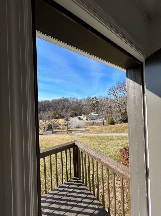 Building Photo - Candler - Recently Renovated Apt Ready for Occupancy!