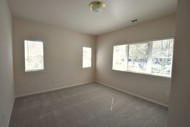 Building Photo - 2Bd/2.5Ba Issaquah Condo