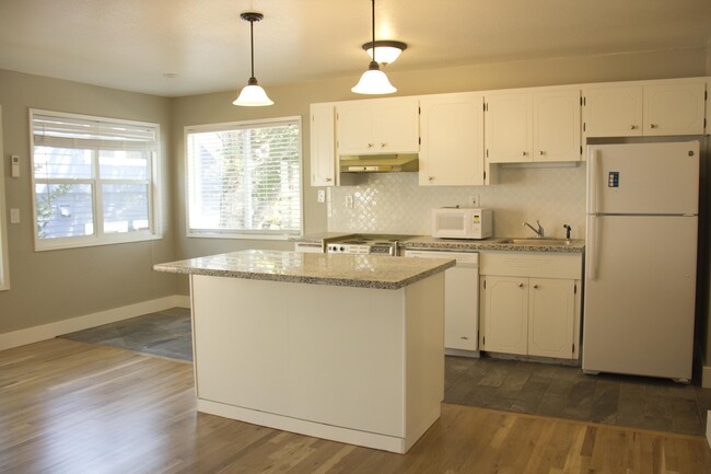 Building Photo - Super cute top level 1 bed w/ washer/dryer...