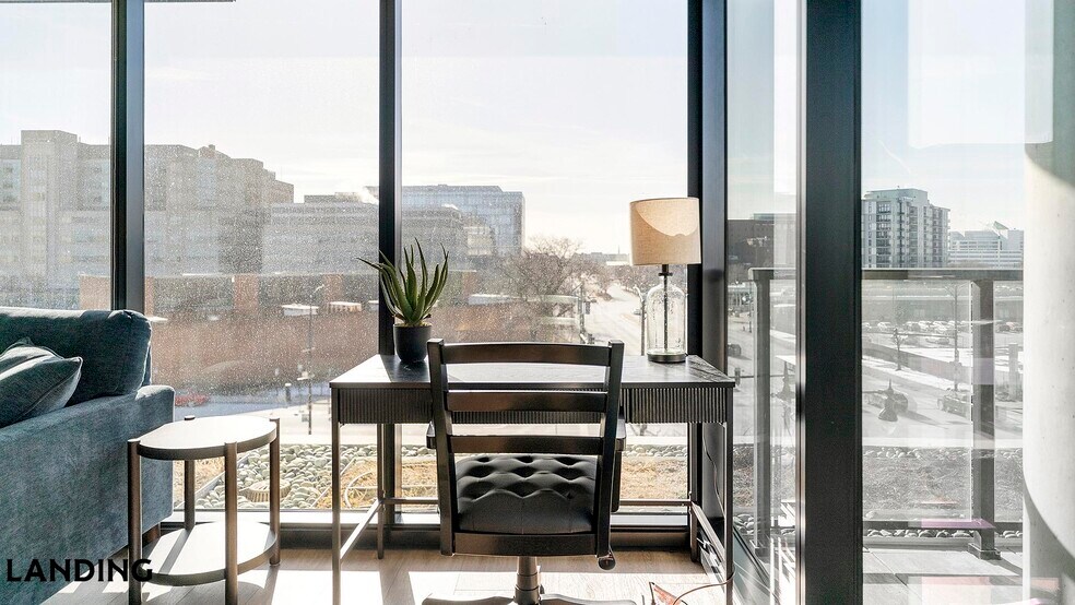 Building Photo - 513 S Damen Ave