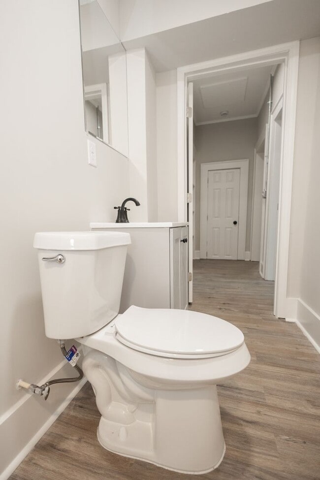 Building Photo - 725 W Poplar St