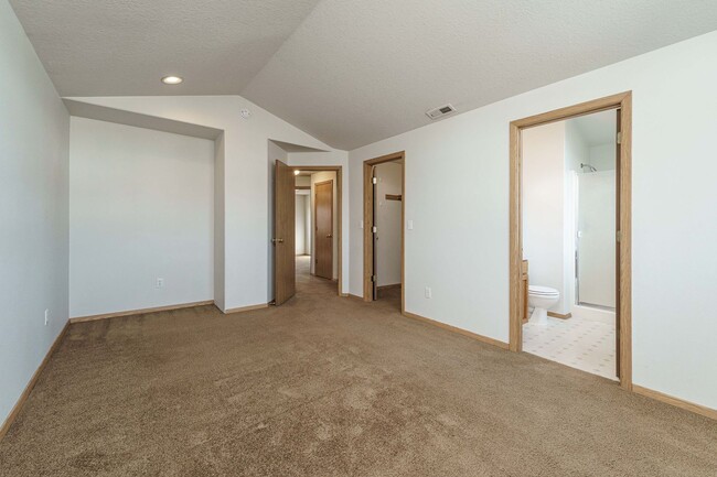 Building Photo - Comfortable 3-Bedroom Townhouse with A/C, ...