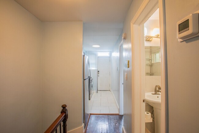 Building Photo - Relaxing 1 BR & 1 Den/1 BA Apartment in Pl...
