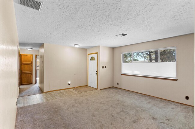 Building Photo - 5400 Dee Dr NE