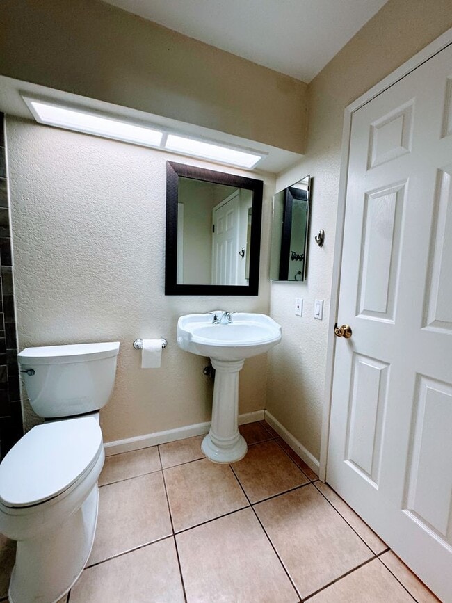 Building Photo - Adorable 2 bedroom 1 Bath Unit for Rent