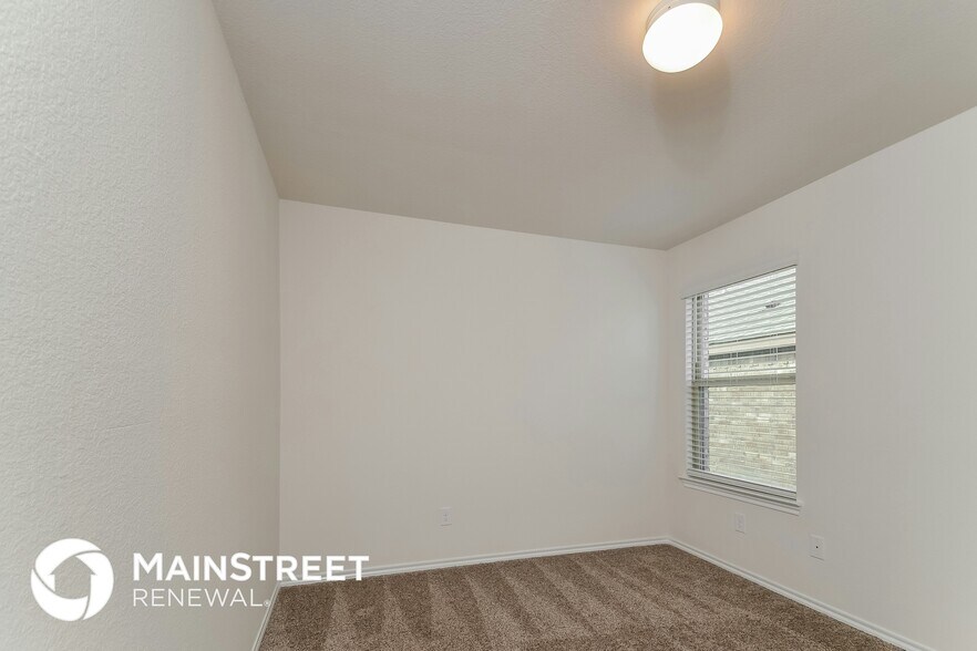 Building Photo - 824 English Dr