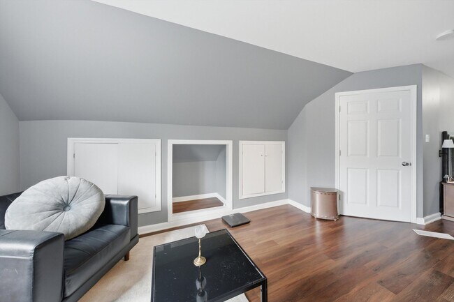 Building Photo - 437 W 44th Pl