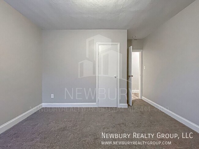 Building Photo - Cozy 2 Bedroom Available Now!