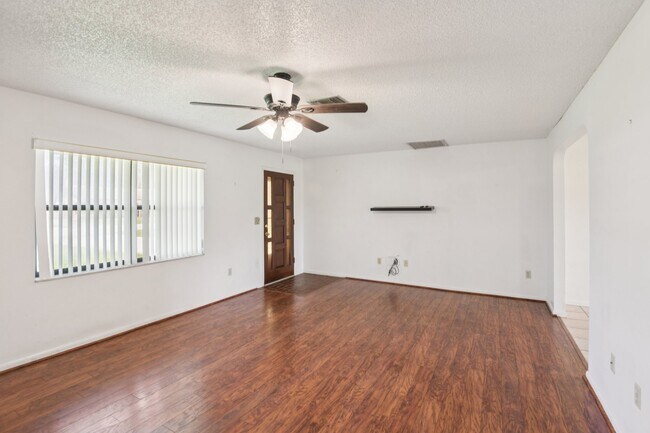 Building Photo - 4704 Queen Palm Dr