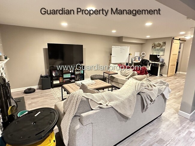 Building Photo - 3050 Glenden Terrace