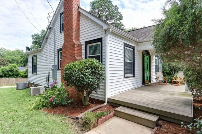 Building Photo - Adorable Inside the Beltline bungalow with lots of charm!