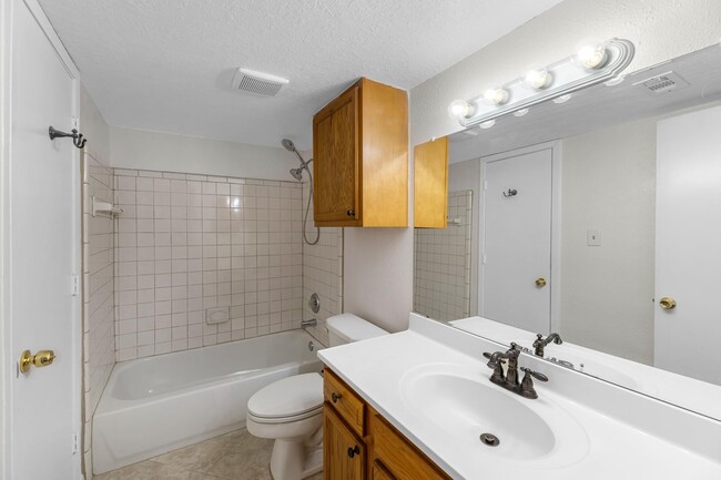 Building Photo - 1900 Bay Area Blvd