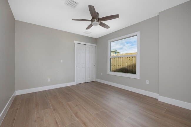 Building Photo - 1036 NE Wright Ave