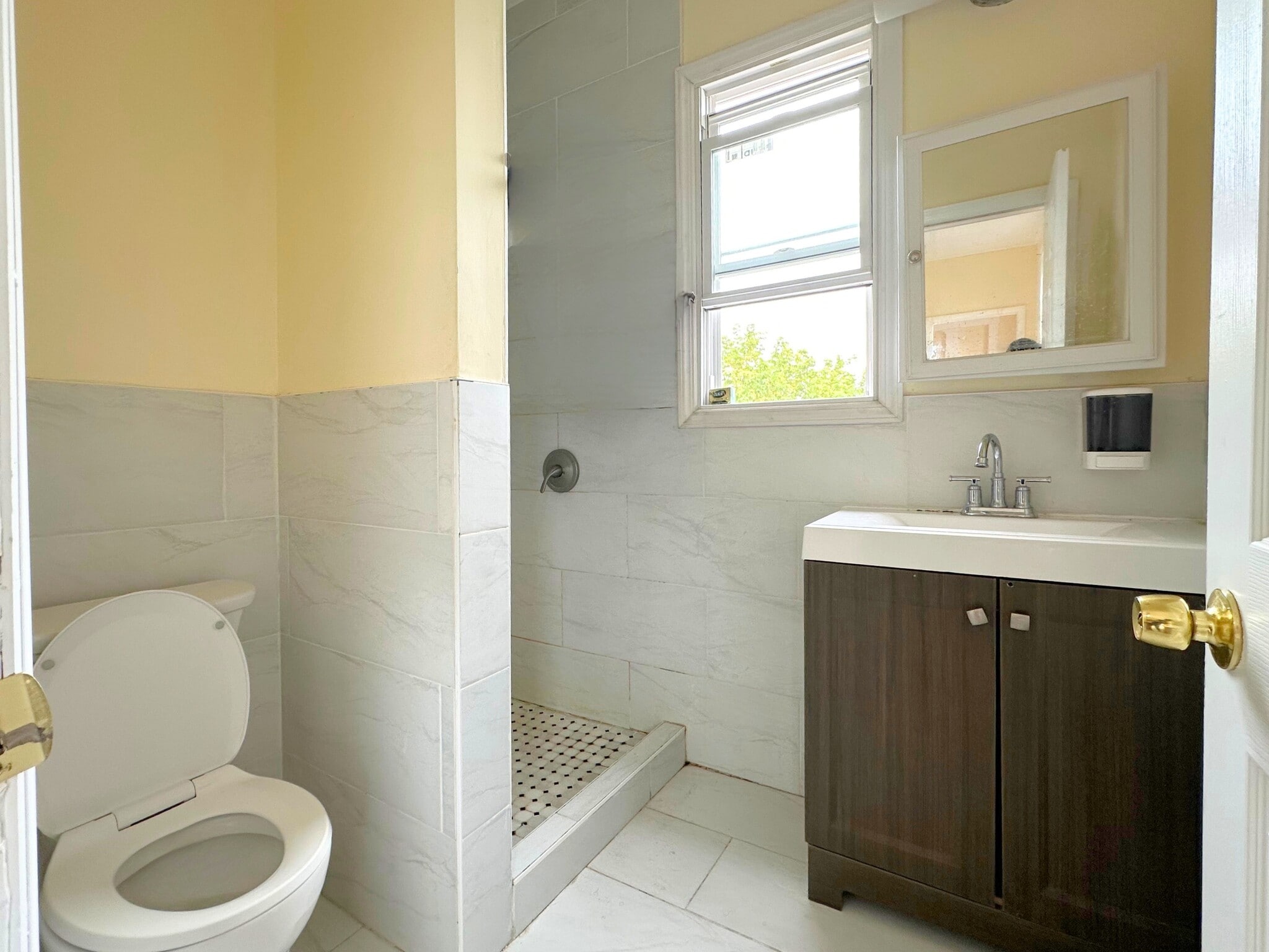 Full bathroom - 184 Knickerbocker Ave