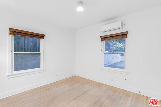 Building Photo - 854 Hyperion Ave