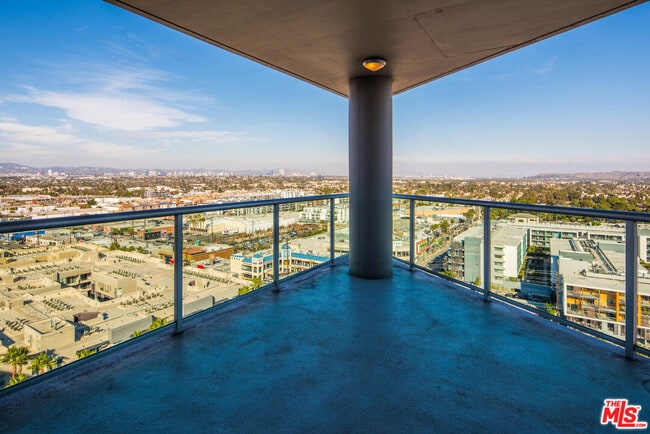 Building Photo - 13600 Marina Pointe Dr