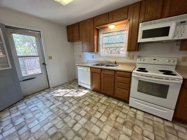 Building Photo - Cozy 2 Bedroom 1 Bath w/ all amenities and...