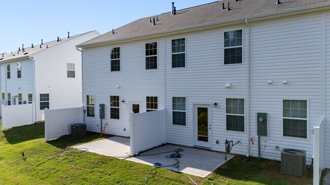 Building Photo - 18 Twiggs Ln