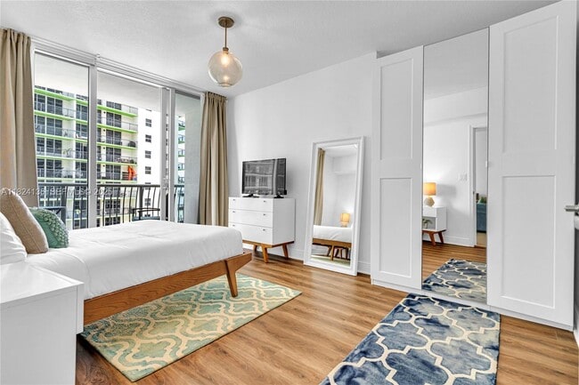 Building Photo - 1750 N Bayshore Dr