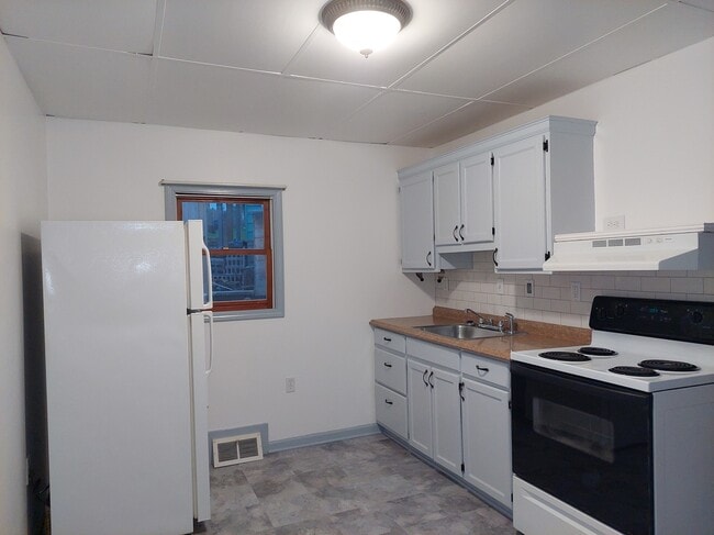 Primary Photo - 11 N Wade Ave